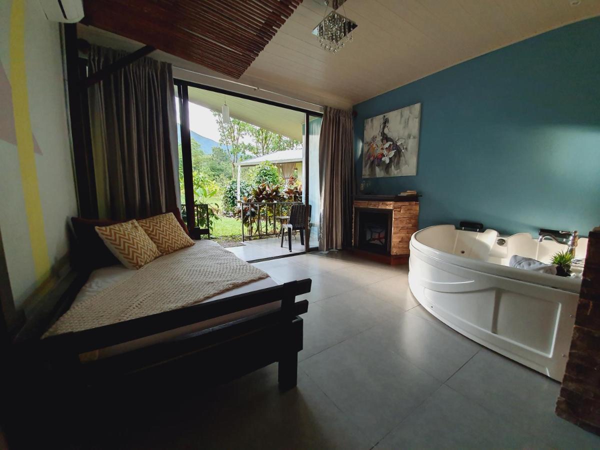 Yellow Tree Suites La Fortuna Bagian luar foto