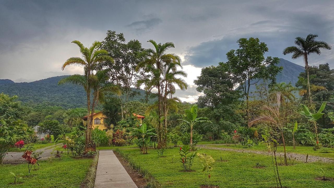 Yellow Tree Suites La Fortuna Bagian luar foto