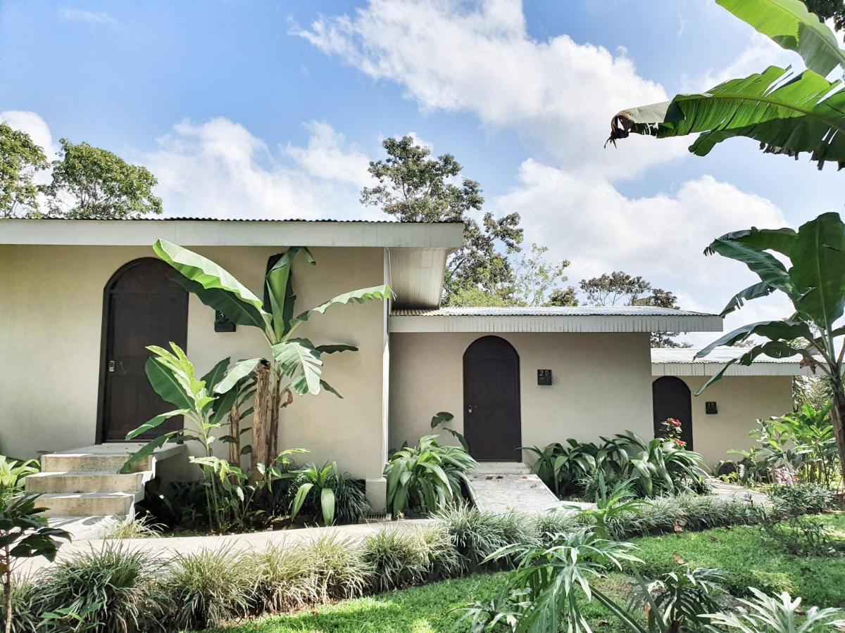 Yellow Tree Suites La Fortuna Bagian luar foto