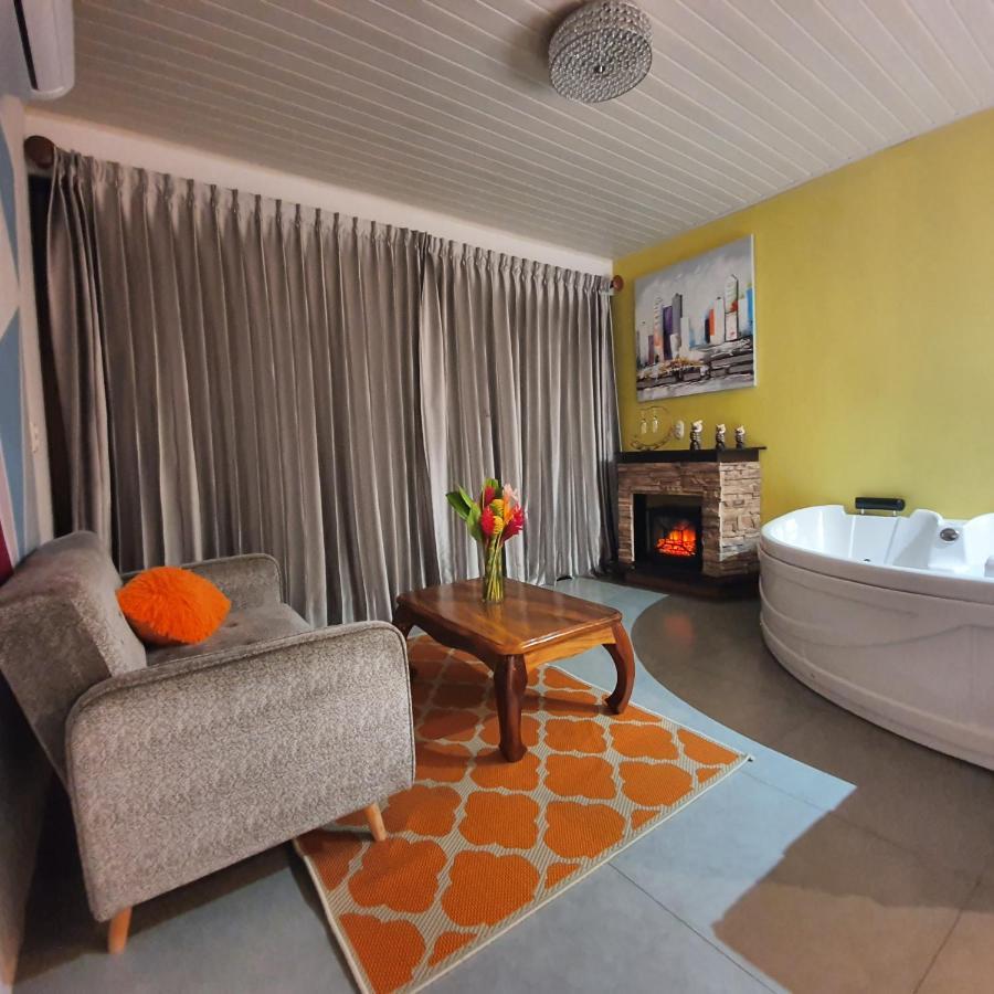 Yellow Tree Suites La Fortuna Bagian luar foto